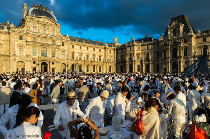 France. Paris. Pyramide du Louvre. 13 juin 2013. Diner en blanc